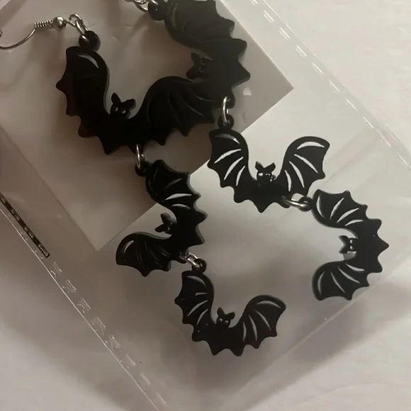 NWT Bat 🦇 earrings that dangles 3 large on top & smaller on the bottom, gothic - Picture 1 of 2